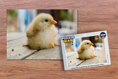 Puzzel Schattig kuikentje op een houten tafel - Legpuzzel - Puzzel 1000 stukjes volwassenen