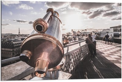 Dibond - Verrekijker in Parijs bij Eiffeltoren - 90x60cm Foto op Aluminium (Met Ophangsysteem)
