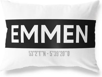 Tuinkussen EMMEN - DRENTHE met coördinaten - Buitenkussen - Bootkussen - Weerbestendig - Jouw Plaats - Studio216 - Modern - Zwart-Wit - 50x30cm