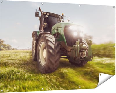 Gards Tuinposter Tractor op het Gras - Trekker - 150x100 cm - Tuindoek - Tuindecoratie - Wanddecoratie buiten - Tuinschilderij