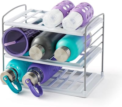 Famanu – Waterfles organizer met 3 lagen stapelbare flessenhouder van kunststof voor koelkast en keukenkast ideaal voor sportflessen drinkflessen en herbruikbare waterflessen