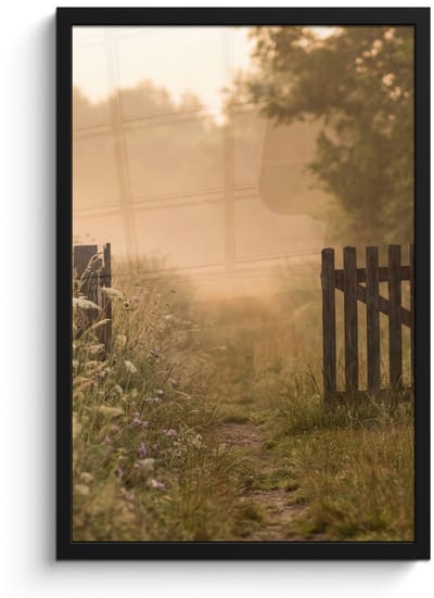 Poster in lijst - Fotolijst 40x60 cm - Posters - Hek - Natuur - Mist - Veld - Posterlijst zwart - Decoratie - Wanddecoratie woonkamer - Muurdecoratie slaapkamer