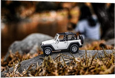 Forex - Mini Witte Auto op Steen - 120x80cm Foto op Forex
