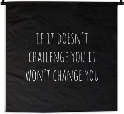 Wandkleed - Engelse quote If it doesn't challenge you it won't change you op een zwarte achtergrond - 120x120 cm - Wandtapijt