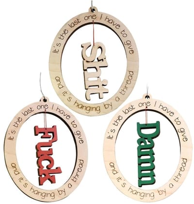 Dailygoods- Houten Ornamenten Grappige Kerst - 3 Stuks - Unieke Handgemaakte Decoraties - Ophangbevestiging - Klaar voor Cadeauverpakking - Gespreksstarters - Kerstversiering