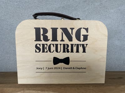 Creaties van Hier - Houten koffertje met leren handvat - blanco of met eigen tekst in het hout gegraveerd (geen stickers) -kraamcadeau - kinderkamer - babykamer - cadeau geboorte - ringsecurity - trouwen - bruiloft - ringen koffertje