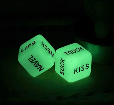 New Age Devi - "Glow in the Dark Dobbelstenen voor Erotische Voorspellingen - 2 Stuks - Kamasutra, Seks & Relatie - Spannend & Erotisch!"