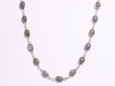 Zilveren collier met labradoriet