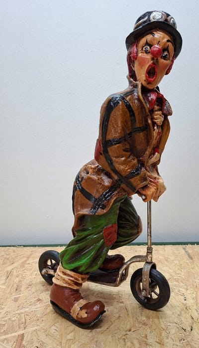 Clown op een step beeld - 44cm hoog - polyresin - polystone - Cadeau - Decoratie - Woonaccessoires - Beeld