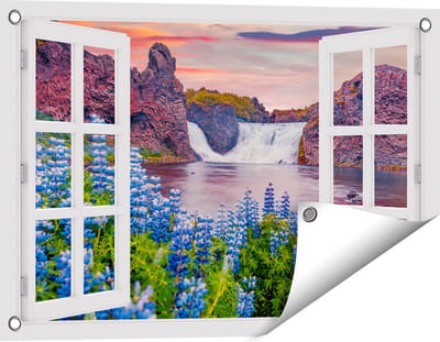 Gards Tuinposter Doorkijk Waterval met Blauwe Lupine Bloemen - 60x40 cm - Tuindoek - Tuindecoratie - Wanddecoratie buiten - Tuinschilderij