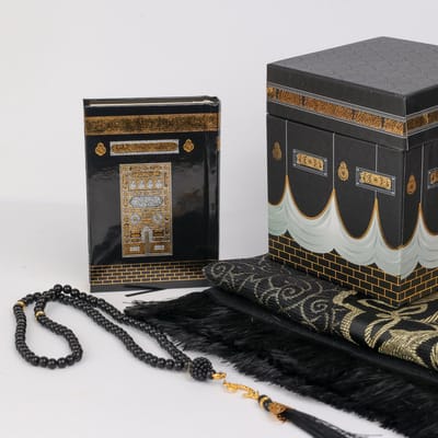 FIRASET Geschenkset met islamitische gebedskleedjes met Kaaba-ontwerp, Heilige Koran en Tasbih, zachte Sajadah-gebedsmat in elegante kubieke geschenkdoos, islamitisch Salah-tapijt – Seccade, islamitische geschenken voor Ramadan Eid