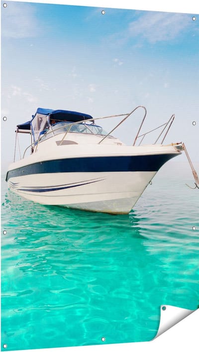 Gards Tuinposter Motorboot aan het Strand met Blauw Water - 100x150 cm - Tuindoek - Tuindecoratie - Wanddecoratie buiten - Tuinschilderij