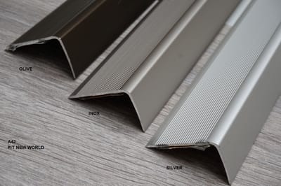 A42 ALUMINIUM TRAPPROFIEL HOEKPROFIEL ZELFKLEVEND 41 X 26 MM 2 X 134 OLIJF
