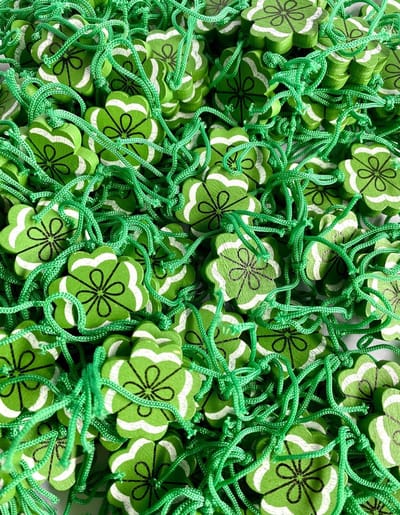 Gelukspoppetjes - Gelukshangers - Klavertje Vier - Hout - Groen - Dubbelzijdig - 50 Stuks