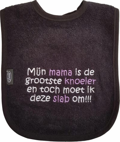 Zwarte slab met "Mijn mama is de grootste knoeier en toch moet ik deze slab om"