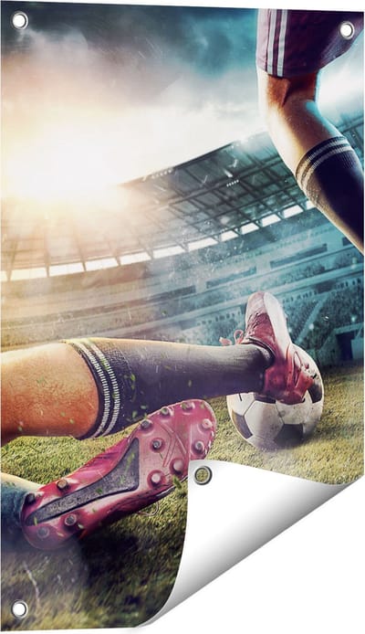 Gards Tuinposter Voetbal Sliding in het Stadion - 40x60 cm - Tuindoek - Tuindecoratie - Wanddecoratie buiten - Tuinschilderij