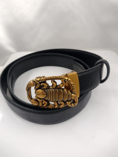 RR14-RB21.13*120 : Leren riem zwart, krokodillenpatroon L120cm, H38mm, D4mm met messingkleurige buckle, Schorpioen