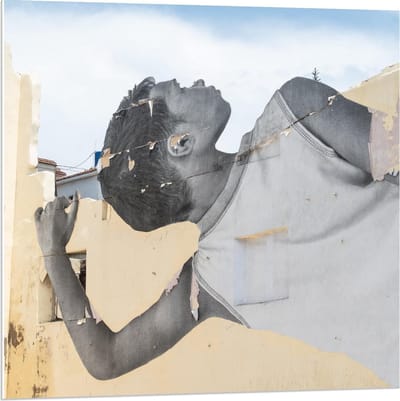KuijsFotoprint - Schilderij - Geschilderde Jongen Kijkt Over Muur - Zwart, Wit En Beige - 80 X 80 Cm