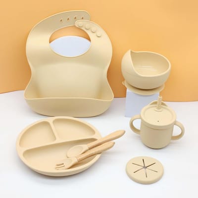 Set de table en silicone pour bébé 7 pièces, bavoir, assiette, bol avec ventouse, gobelet 2-en-1, gobelet à snacks, cuillère et fourchette en bois beige