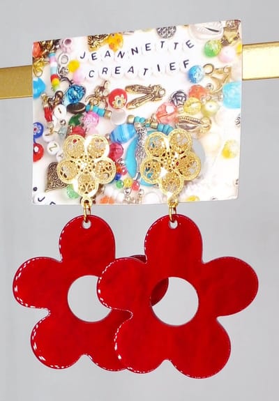 Jeannette-Creatief® - Resin - Rode en Gouden Bloemen - Oorbellen met Bloemen - Bloemen - Bloem - Rode Oorbellen - Bloem Oorknoppen - Gouden RVS Oorknoppen - Bloem Oorbellen - Flower Power - Sieraden - Rode Sieraden - Valentijn - Moederdag