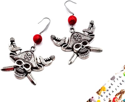 Jeannette-Creatief® - Halloween - Skull Pirate - Carnaval - Piraten - Oorhangers - Oorbellen - Rode oorbellen - Piraten - Piraat - Fright Night - Scary - Carnaval Oorbellen - Halloween kostuum - Halloween oorbellen - Carnavalskleding