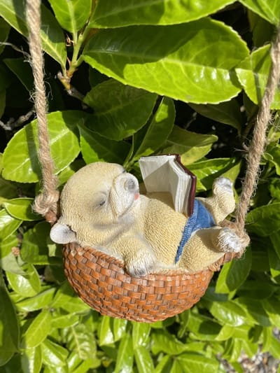 Polyresin hangend (tuin) dier "puppy/hond" - beige - hoogte 11x12x5 cm - ophangtouw - Voor binnen of buiten - Tuinaccessoires - Woonaccessoires