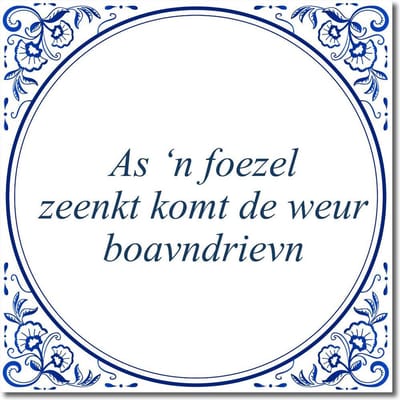 Tegeltje met hangertje - As ‘n foezel zeenkt komt de weur boavndrievn