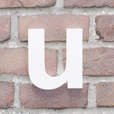 Huisnummer Arial u wit - Maat: Klein (10 cm) - blinde bevestiging - Huisnummerbord