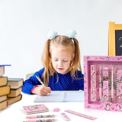 Famanu Kinderschrijfset - Leuk eenhoorncadeau inclusief potlood, linialen, gum, puntenslijper en notitieboek, perfect voor meisjes en jongens, Middelgrote geschenkdoos, Jeugdig