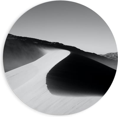 Forex Wandcirkel - Zandheuvels in de Woestijn (zwart/wit) - 90x90cm Foto op Wandcirkel (met ophangsysteem)