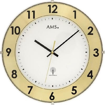 Mooi goudkleurig radio controlled wand klok van het merk AMS -5947