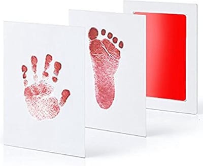 New Age Devi - Baby hand- en voetafdruk fotokaartje - Het perfecte cadeau voor elke ouder - Een uniek alternatief voor gipsafdrukken - Gemakkelijk schoon te maken - Met prachtige rode inkt