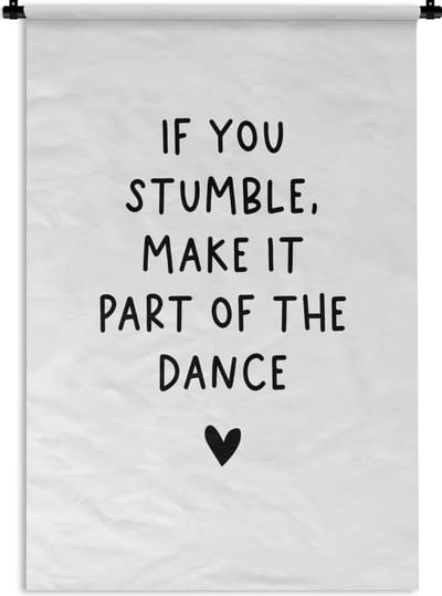 Wandkleed - Wanddoek - Engelse quote "If you stumble, make it part of the dance" met een hartje op een witte achtergrond - 120x180 cm - Wandtapijt