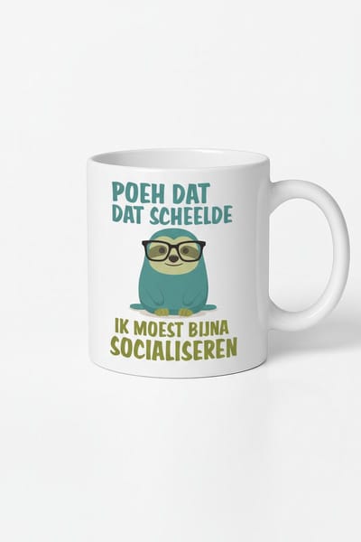 Poeh Dat Scheelde Socialiseren Mok 330ml – Witte Keramische Koffiemok met Grappige Nederlandse Kat Quote – Introvert Humor Cadeau