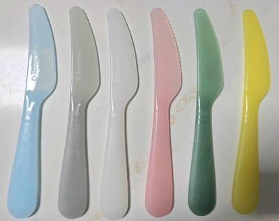 6 plastic messen gekleurd - dessertmes - kunststof - kinder mesjes herbruikbaar - zelf smeren - licht transparante zomer kleuren en wit