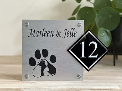 Naambordje / huisnummer voordeur met een hondenpoot met daarin een hond en een poes