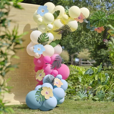 Hawaiian Tiki Balloon Arch met tropische bloemen en bladeren DIY