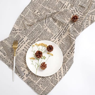 Duurzame stofservetten en vintage Engelse kranten placemats voor een stijlvolle eettafel en fotostudio
