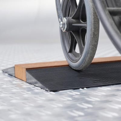 Rubberen Overgangshulp 25 mm – 90 cm | Antislip Drempelhulp voor Binnen & Buiten | Geschikt voor Motor, Scooter, Rolstoel & Grasauto | Eenvoudig te Verplaatsen & Op Maat Zagen