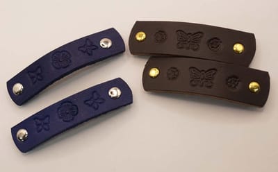 Leren kinder haarclip 2x bruin met vlinder en bloemen, 2x blauw met bloem en vlinders - handgemaakt kinder haarclip van leer 2 sets van 2 stuks - mooie gekleurd leren kinder haarclips - kleine kinder haarclips - kinder haarclips voor lang haar