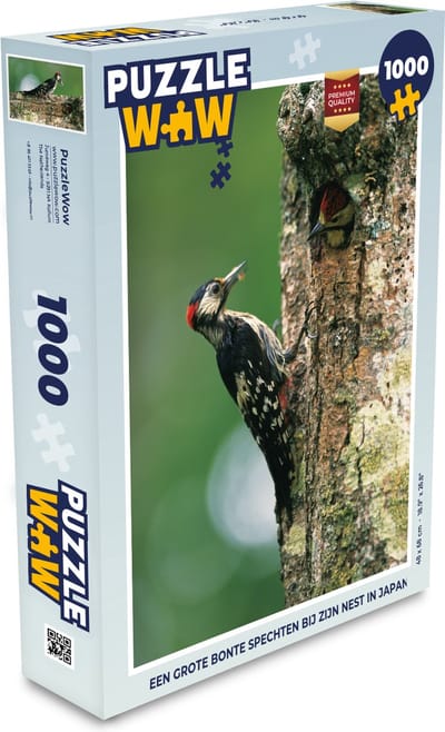 Puzzel Een grote bonte spechten bij zijn nest in Japan - Legpuzzel - Puzzel 1000 stukjes volwassenen