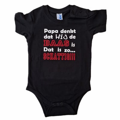 Zwarte romper met "Papa denkt dat hij de baas is. Dat is zo... Schattig!!!" - 9 maanden - vader, vaderdag, babyshower, zwanger, cadeautje, kraamcadeau, grappig, geschenk, baby, tekst, bodieke