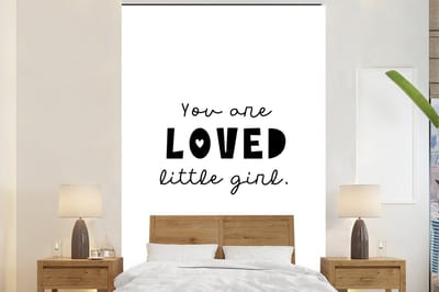 Behang kinderen - Decoratie kinderkamer - Quotes - Spreuken - You are loved little girl - Kinderen - Liefde - 200x300 cm - Kinder decoratie - Behang voor meiden