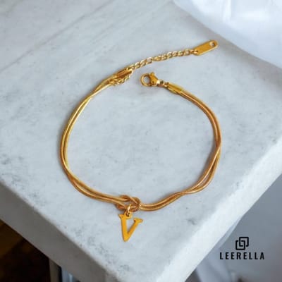 Leerella | V | Stijlvolle Letter Armband van Hoogwaardig RVS in Goudkleur met Initialen – Perfect voor Dames en Heren | Luxe Accessoire met Persoonlijke Touch Moederdag, Valentijnsdag en Verjaardag Cadeau 16+5cm