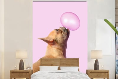 Behang - Fotobehang - Hond - Dieren - Kauwgom - Roze - 200x300 cm - Foto behang - Dieren behang