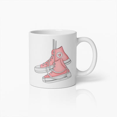 Trendy Koffiemok met Roze Sneakers en Hartje – Stijlvol Cadeau voor Sneakerliefhebbers