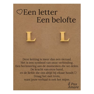 Initiaal Oorbellen met Letter L op Cadeau Kaartje - Een letter, een belofte - Goudkleurig - Naam Sieraad Cadeau - Roestvrij Staal Oorknopjes - Pax Amare