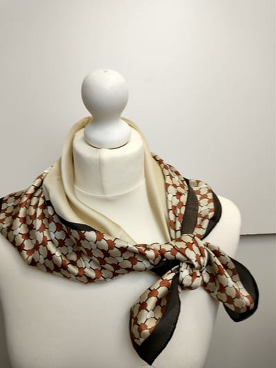 70x70 Dames neksjaal Blanche fantasiemotief zwart wit bruin beige vierkant model