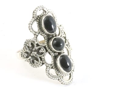 Bewerkte zilveren ring met 3 onyx stenen - maat 18