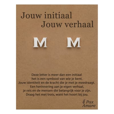 Letter M Oorbellen op Cadeau Kaartje - Jouw initiaal, jouw verhaal - Zilverkleurig Stainless Steel - 7mm Initiaal Oorknopjes- Pax Amare